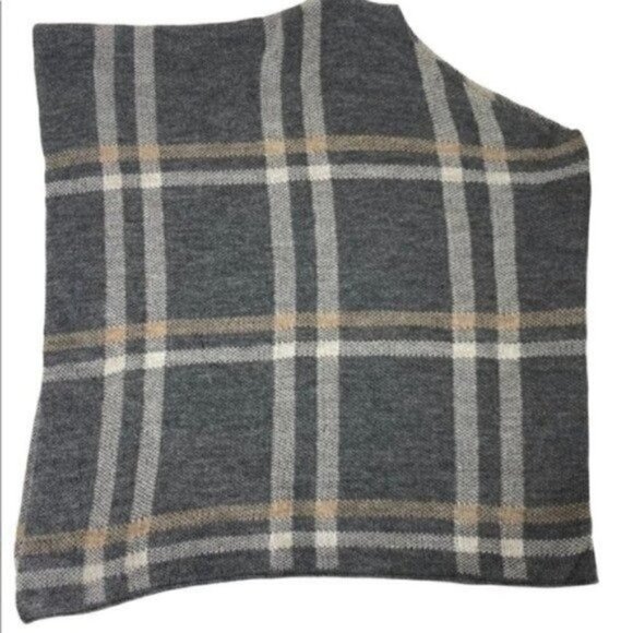 Nardi & Tagliaferri made in Italy poncho shrug 26” X 23” - Picture 6 of 7